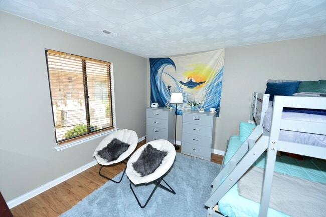 Building Photo - Just Blocks from Beach!