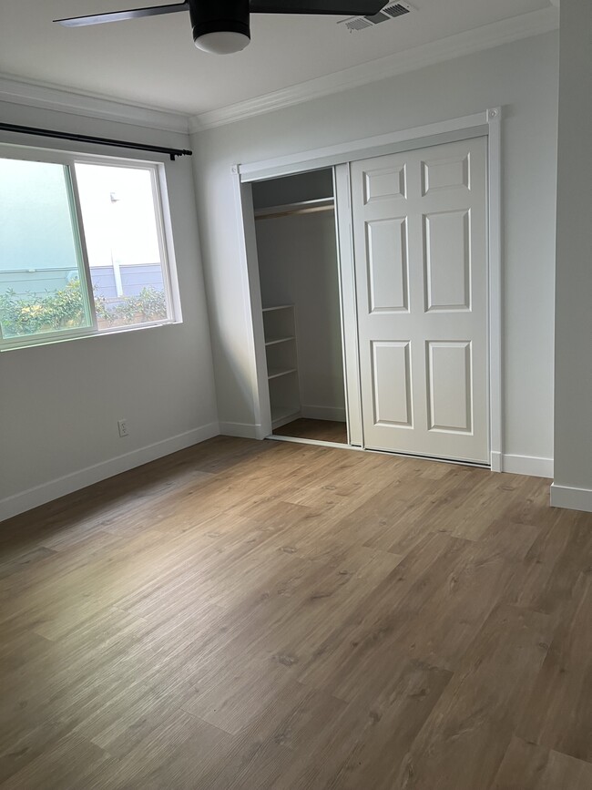 Building Photo - 951 N Oxford Ave