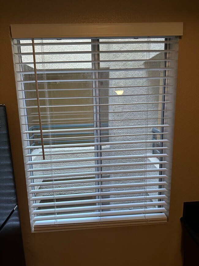 Building Photo - Meridian STUDIO Condo Fully Furnished w/Ma...