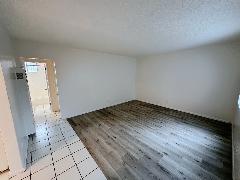 Building Photo - 911 E 10th St