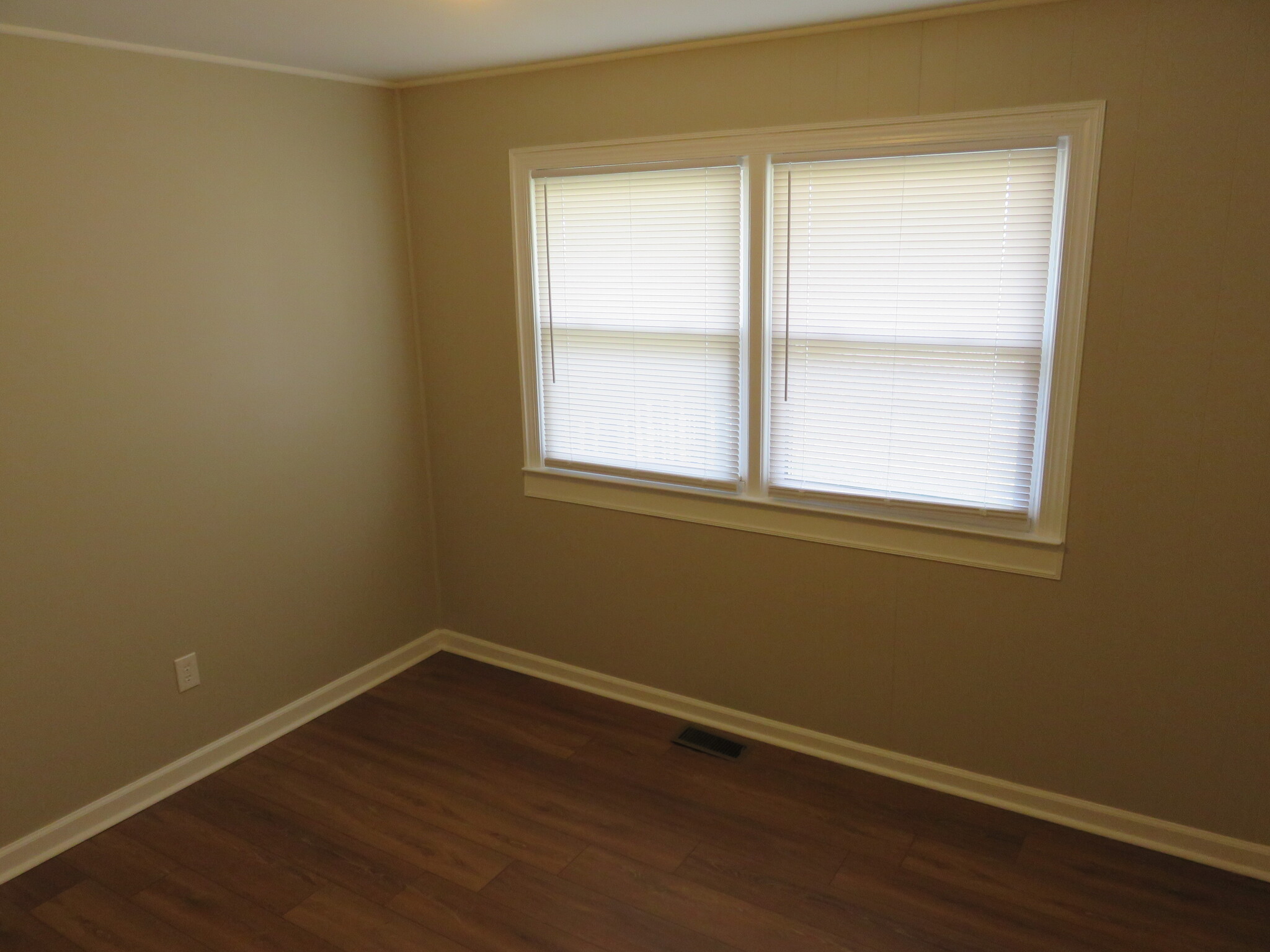 Building Photo - 1621 Dearborn Dr