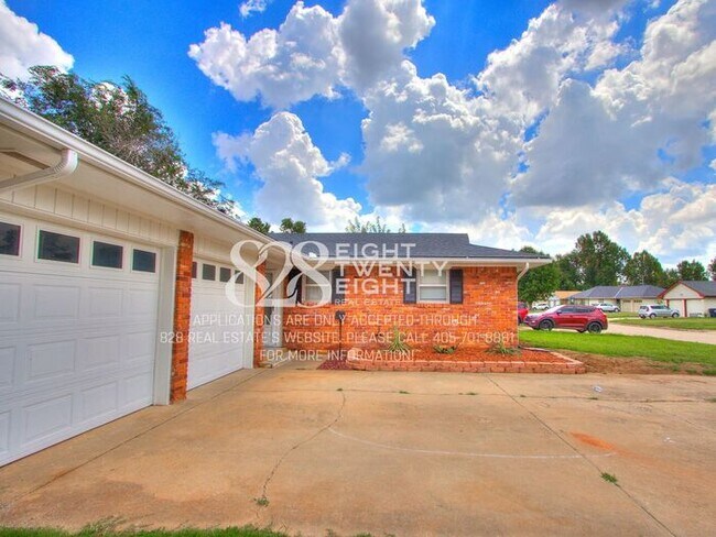 Building Photo - *AVAILABLE NOW!* Recently Updated 3 Bed/2 Bath Single Family Home Near Lake Overholser!