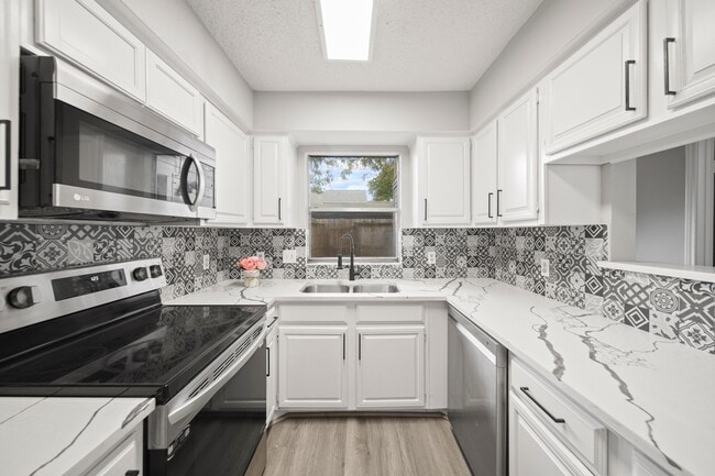 Building Photo - 9393 Westwood Village Dr