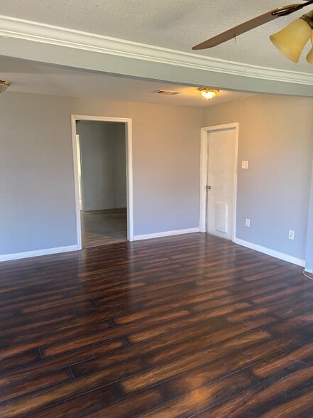 Building Photo - 915 Center Street