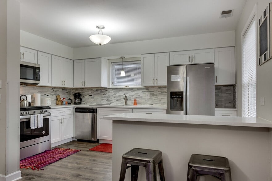 Building Photo - 226 S Hoyne Ave