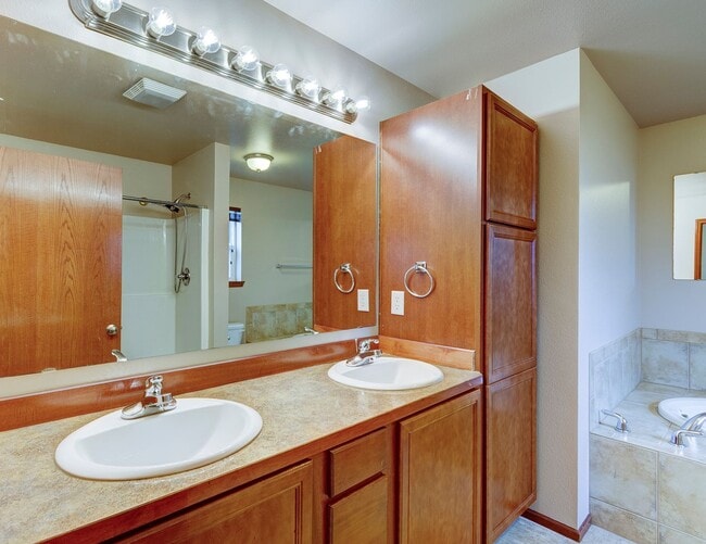 Building Photo - 3 Bedroom/2 Bath with garage home in Crosby Commons