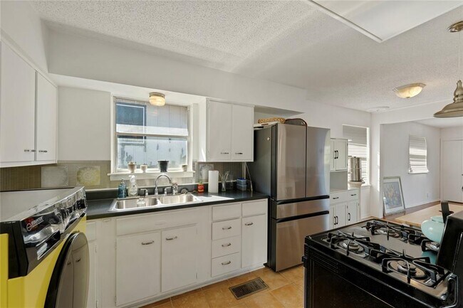 Building Photo - 402 Philco Dr