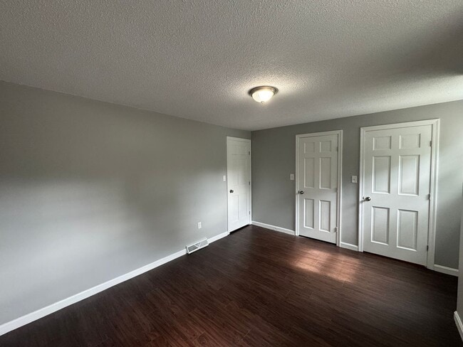 Building Photo - Refreshed 2 Bed 1.5 Bath Townhouse | Pet O...