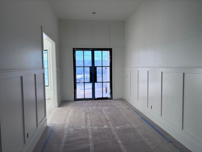 Building Photo - Huge Single Story with Pool and RV Garage