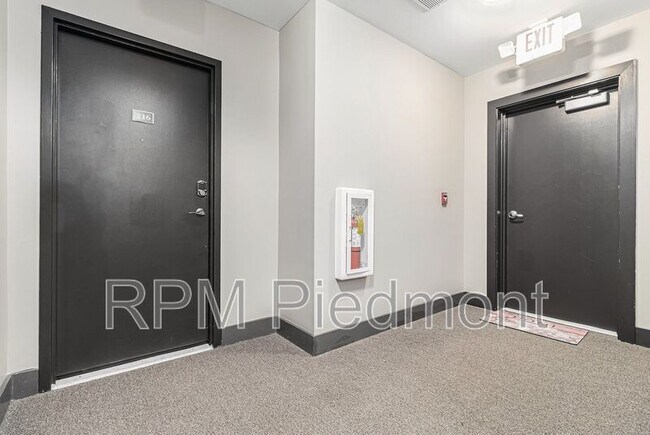 Building Photo - 925 Garrett St