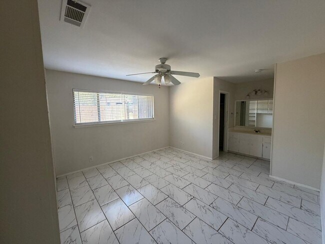 Building Photo - 9405 Newberry Dr