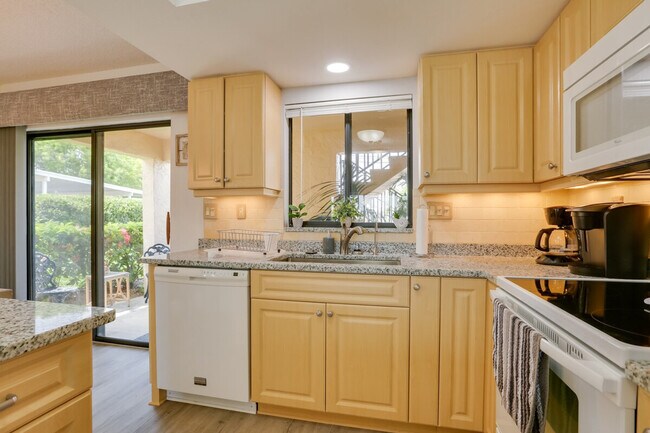 Building Photo - 3722 SE 12th Ave