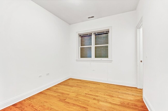Building Photo - 3355 N Clark St