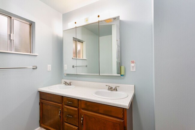 Building Photo - AVAILABLE FOR RENT – Beautiful 4BD / 2BA Home in Tacoma!