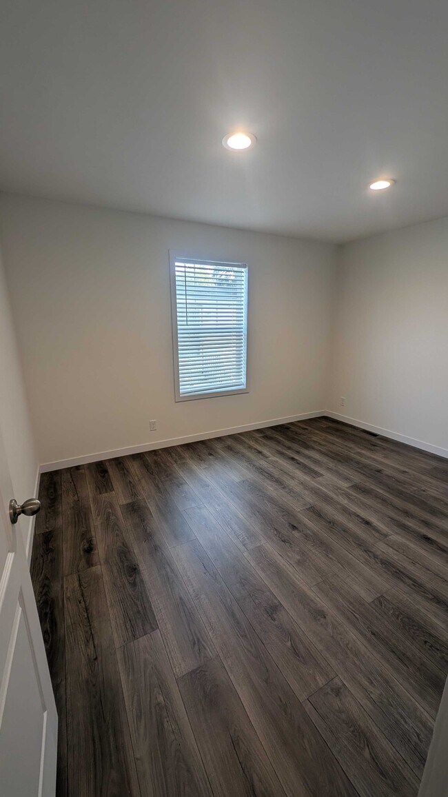 Building Photo - 9383 Evergreen Dr