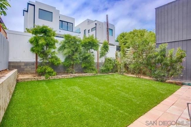 Building Photo - Townhome in the heart of La Jolla’s coveted Beach Barber Tract