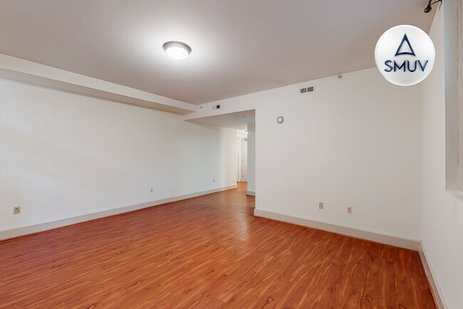 Building Photo - 12 E Chase St