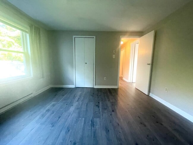 Building Photo - Updated 2 Bedroom  Townhouse