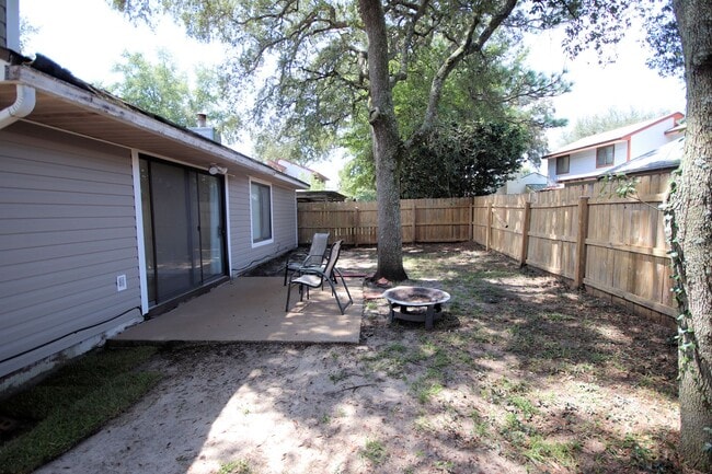 Building Photo - Great Niceville Location near Schools and ...