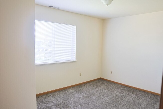 Building Photo - 3-Bedroom With Garage