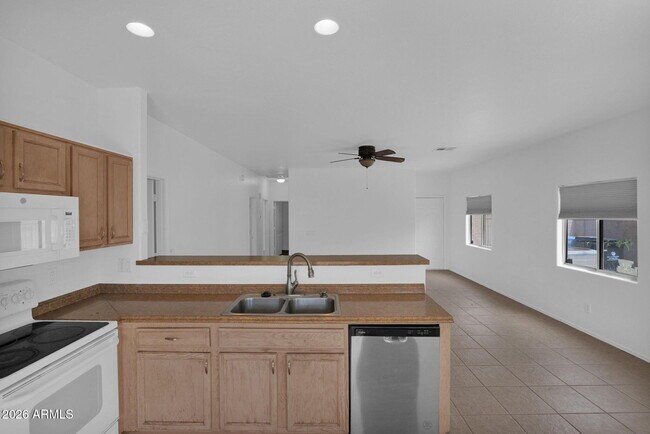 Building Photo - 5820 S 26th Pl