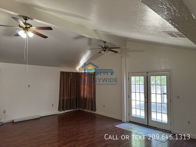 Building Photo - 1321 Woodside Dr