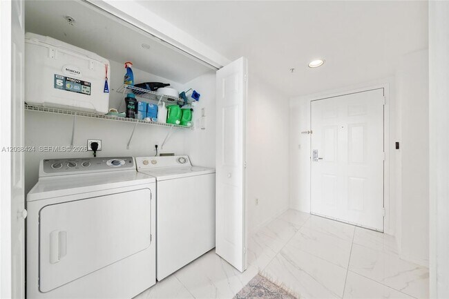 Building Photo - 1155 Brickell Bay Dr