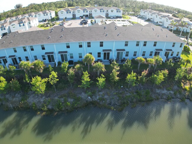 Building Photo - 5784 SE Edgewater Cir