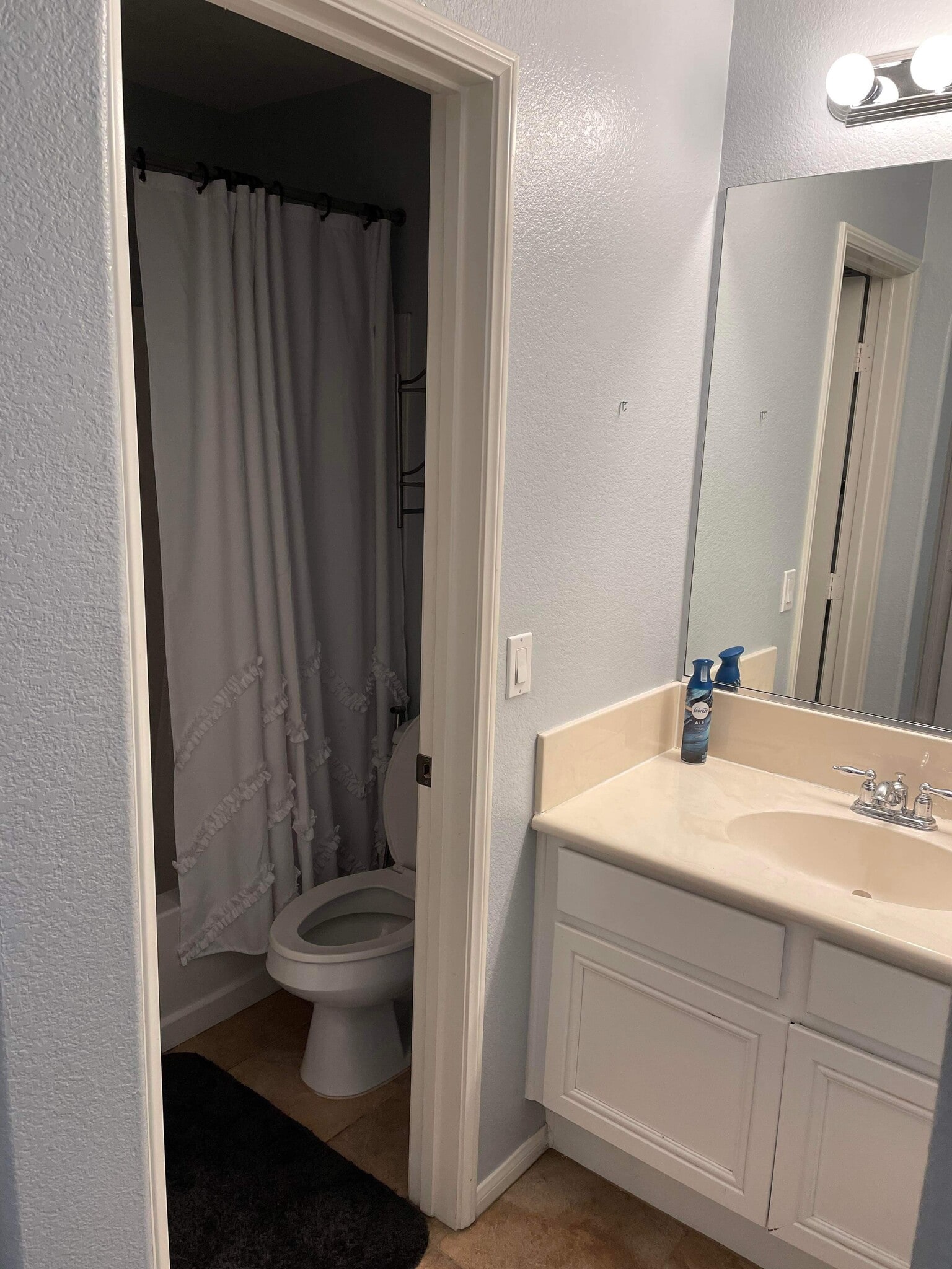 Bathroom - 604 Kellogg St