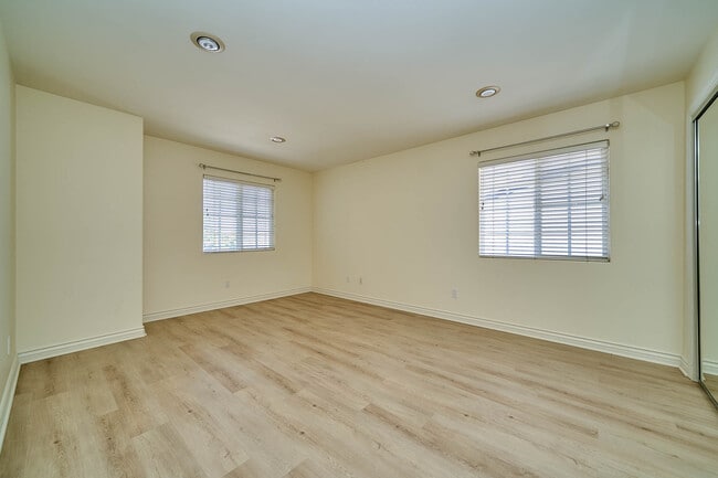Building Photo - 2108 Santa Fe Ave