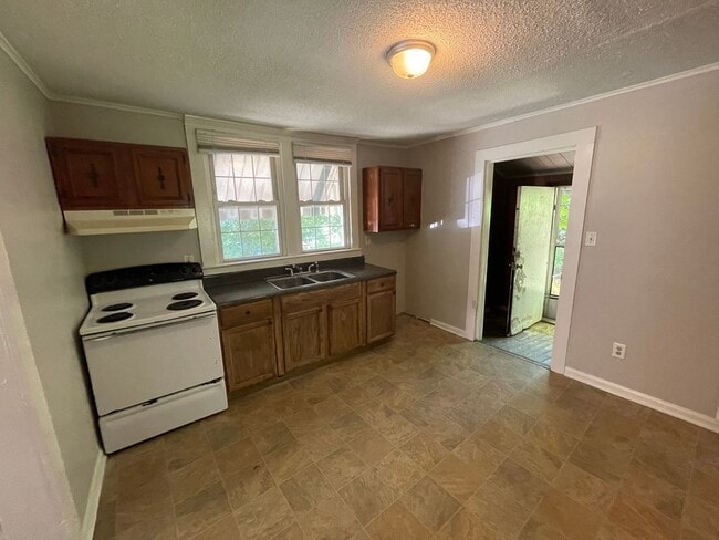 Building Photo - Freshly painted 2 bedroom 1 bath house- Pet Friendly!
