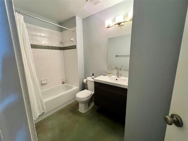Building Photo - 2409 Santa Rosa St