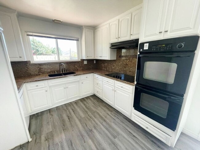 Building Photo - Single Level 4 Bedroom 2 Bath Home in Seal...