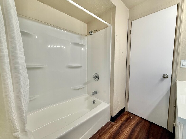 Building Photo - 420 N Norwood Ave