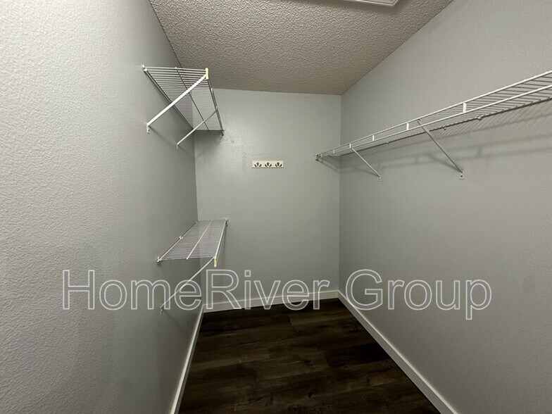 Building Photo - 7982 Stonebrook Dr