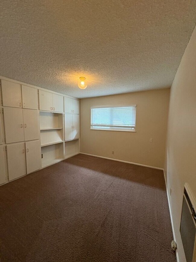 Building Photo - 650 Serrano Dr