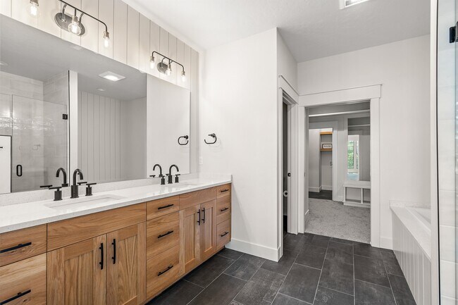 Building Photo - 2460 W Iron Coop St