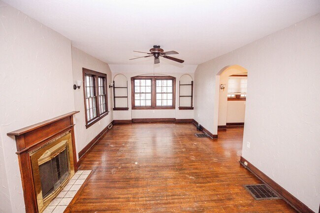 Building Photo - Three bedroom one bath home available for rent located in Library Disctrict West Toledo!