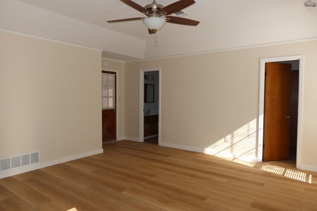 Building Photo - 4819 Royal Oak St