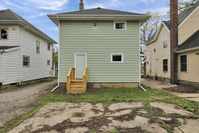 Building Photo - 1136 W Allegan St