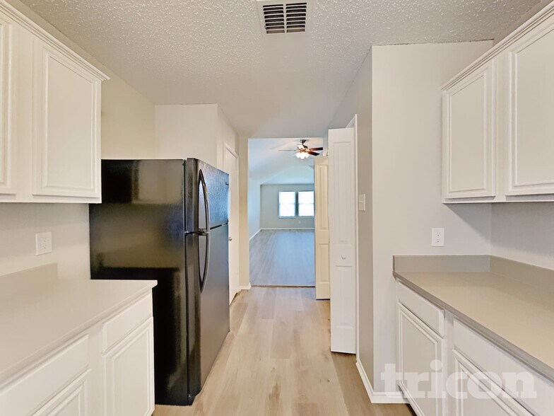 Building Photo - 807 Castlewick Ct