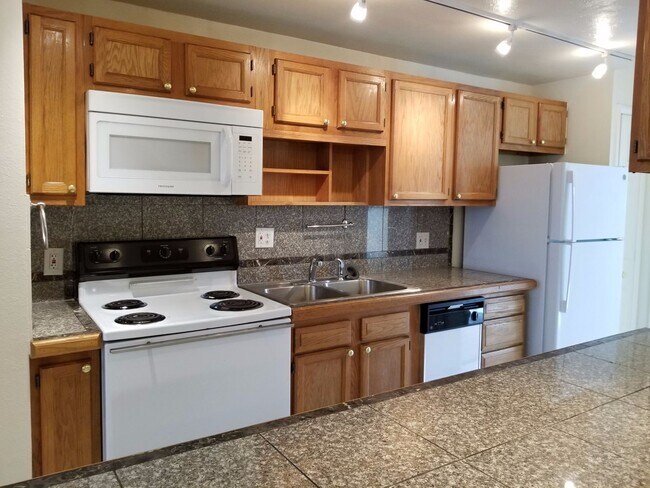 Building Photo - Cat-friendly 1 BD w/ BIG PATIO on the FIRS...