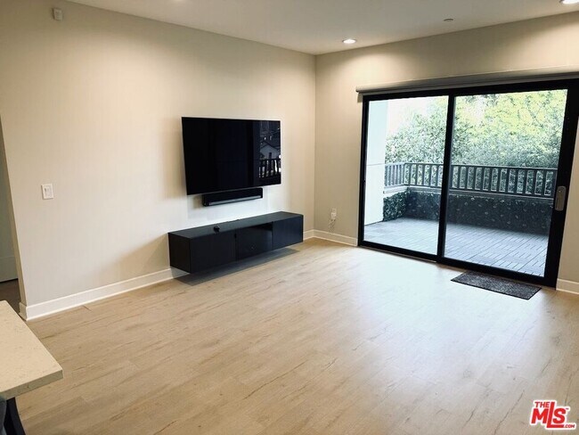 Building Photo - 5015 Balboa Blvd