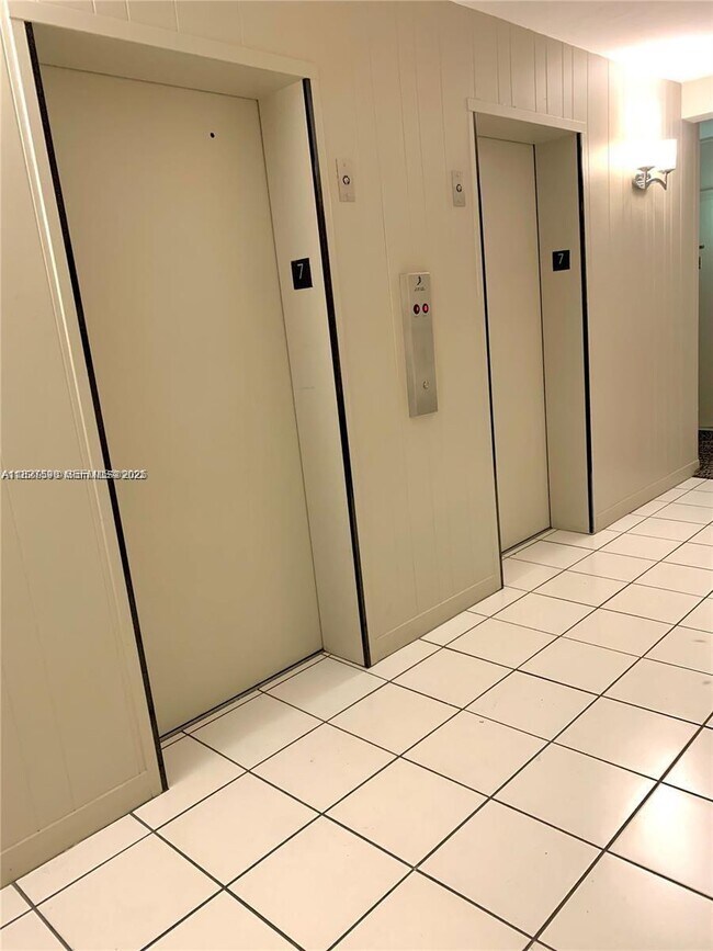 Building Photo - 1881 Middle River Dr