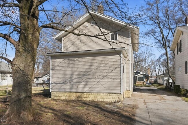 Building Photo - 2221 Eby Ave