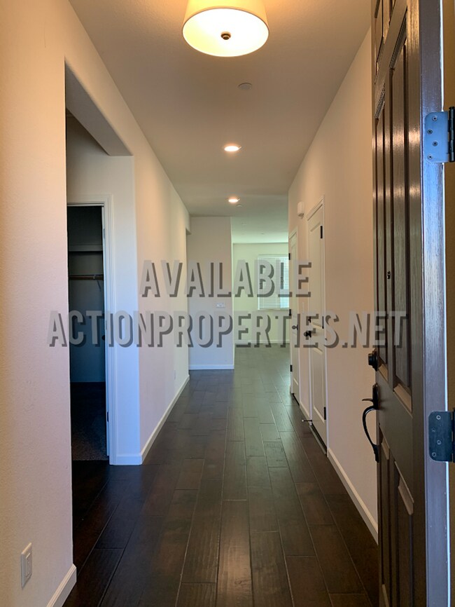 Building Photo - Solar - Whitney Ranch Newer Single Story, ...