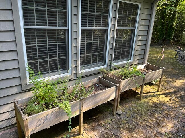 Building Photo - 487 Riverwood Dr