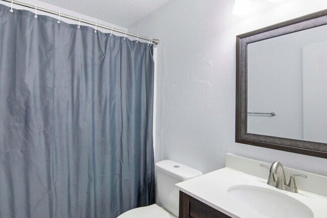 Building Photo - "Charming 2-Bed Townhouse Retreat in Fort Walton Beach – Perfect Comfort in 967 Sq Ft!"