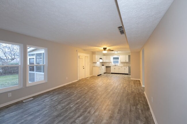 Building Photo - 3 bed 2.5 bath 2 story 2 car attached gara...