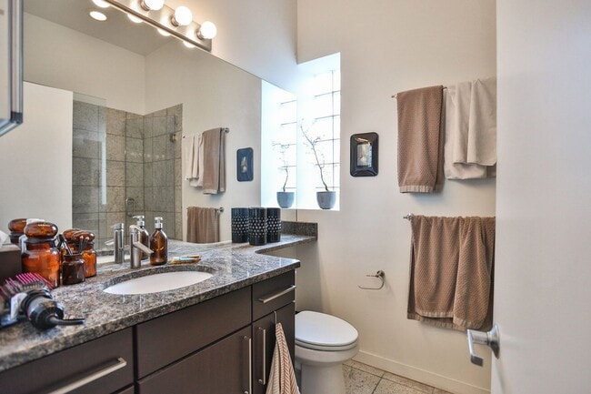 Building Photo - Great 1 Bedroom Apt. Exposed Brick, High Ceilings, All New. Great Location.